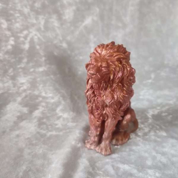Lion assis
