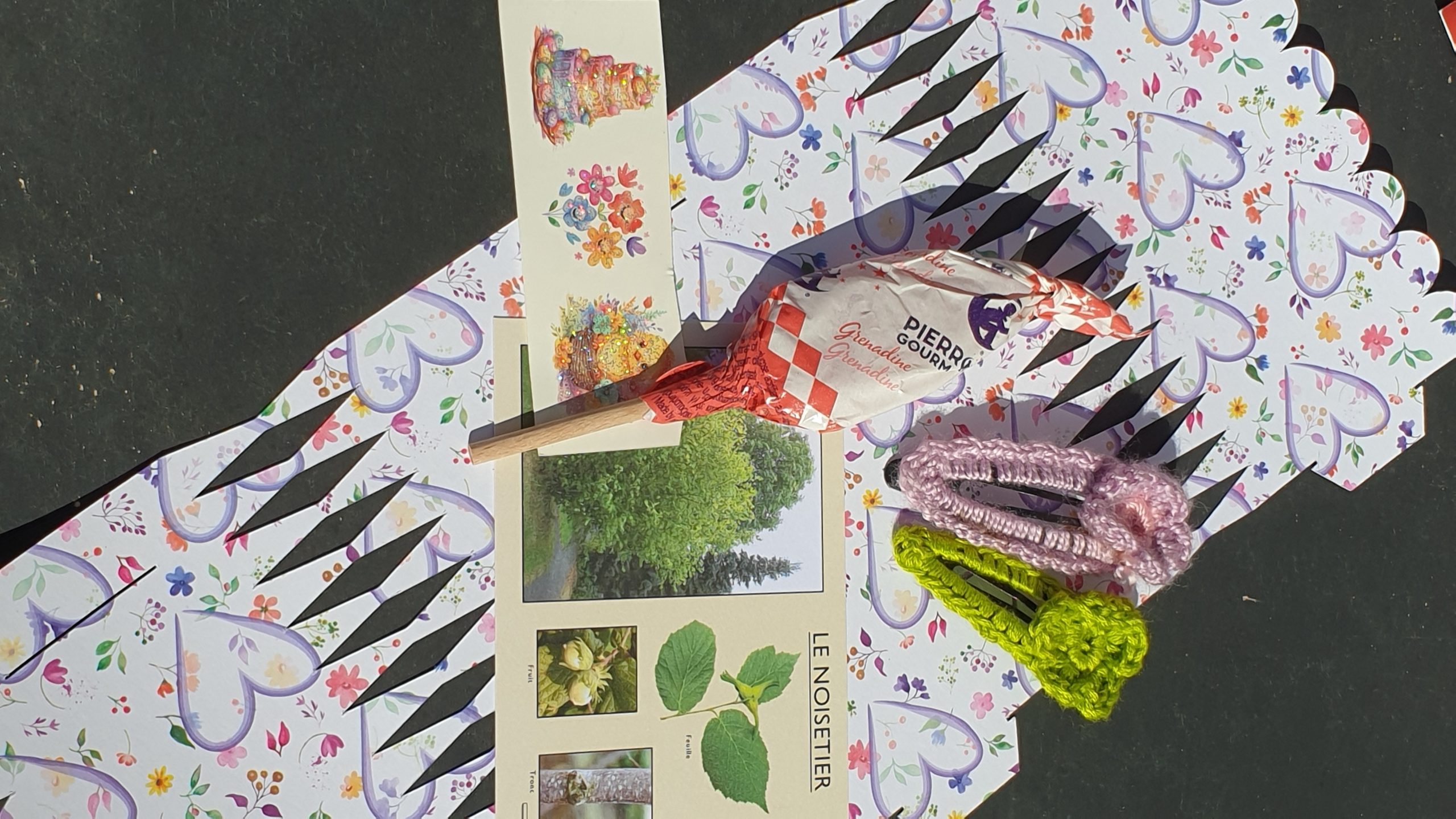 exemple papillote fille printemps : sucette, carte animaux, 3 tatouages, 2 barrettes