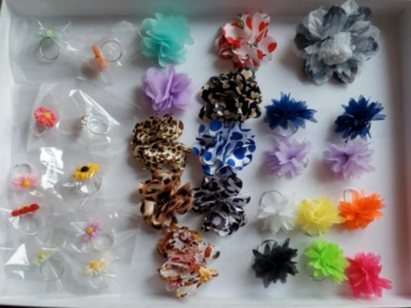 Présentation des bijoux : bagues resine, bague fluffy, broche fluffy